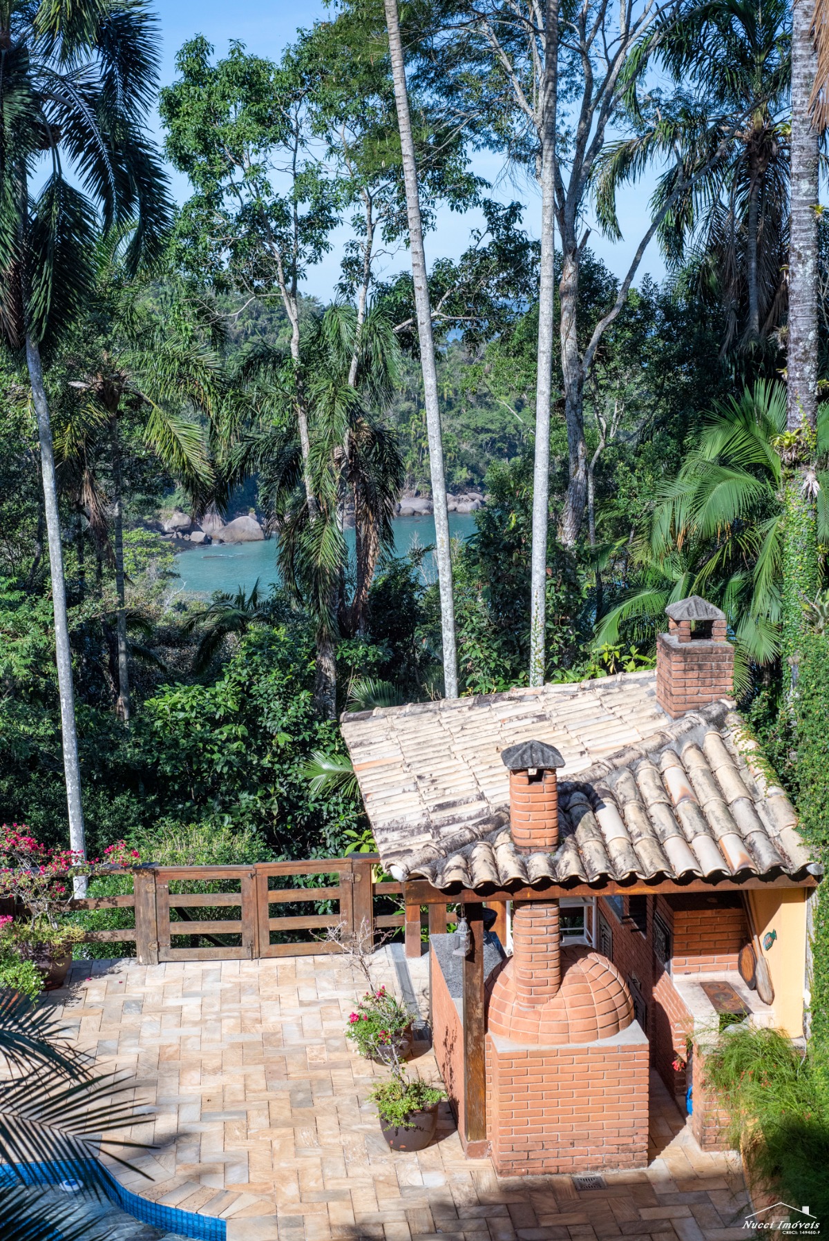 Excepcional casa entre a mata atlântica e o mar