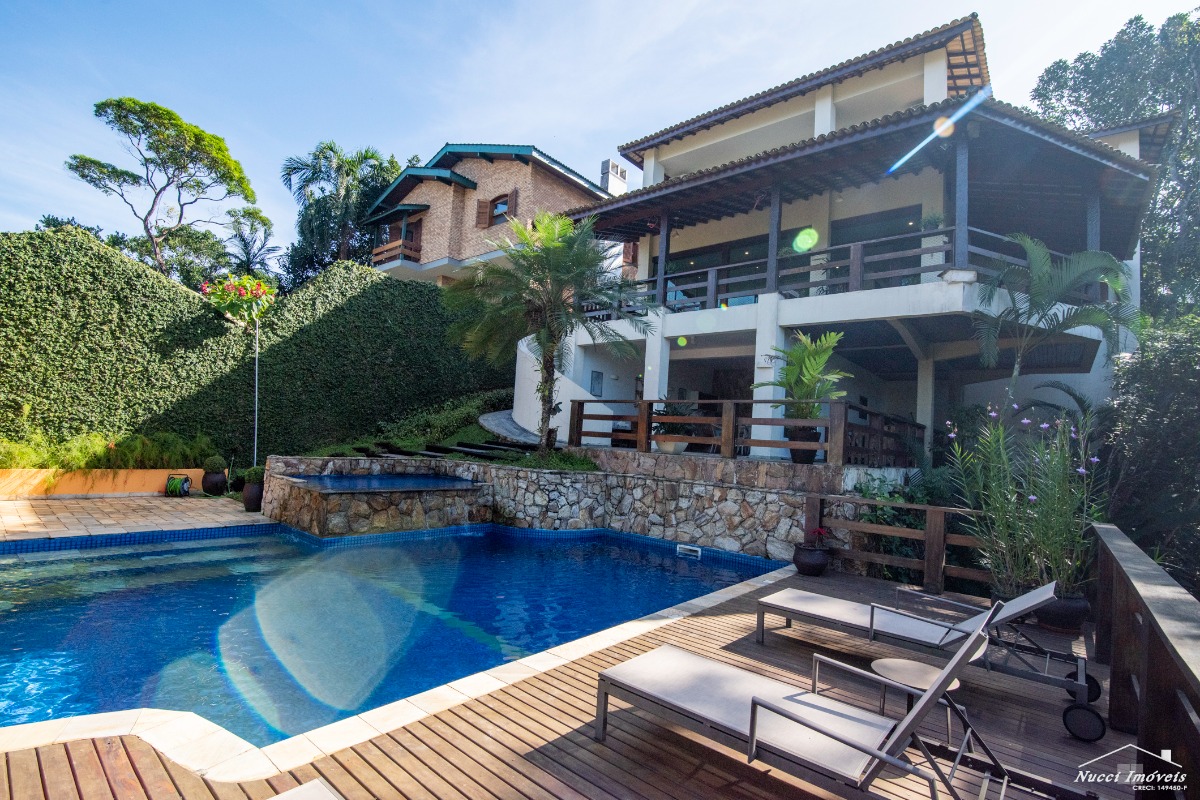Excepcional casa entre a mata atlântica e o mar