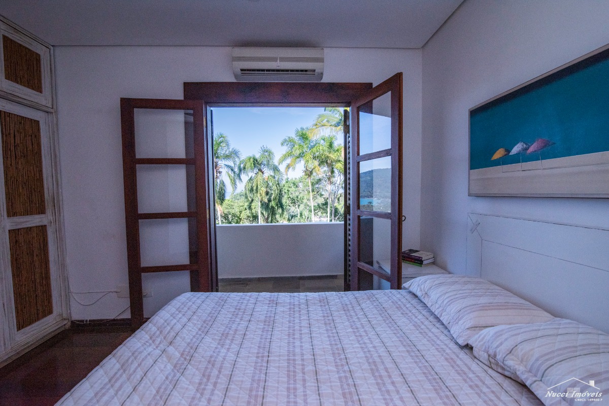 Excepcional casa entre a mata atlântica e o mar