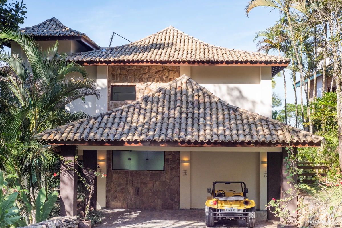 Excepcional casa entre a mata atlântica e o mar
