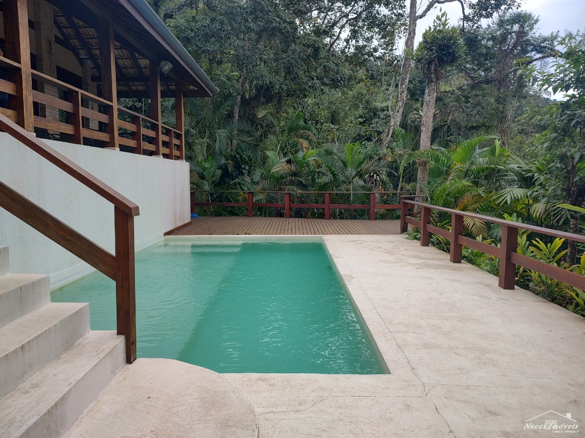 Casa entre a mata e o mar
